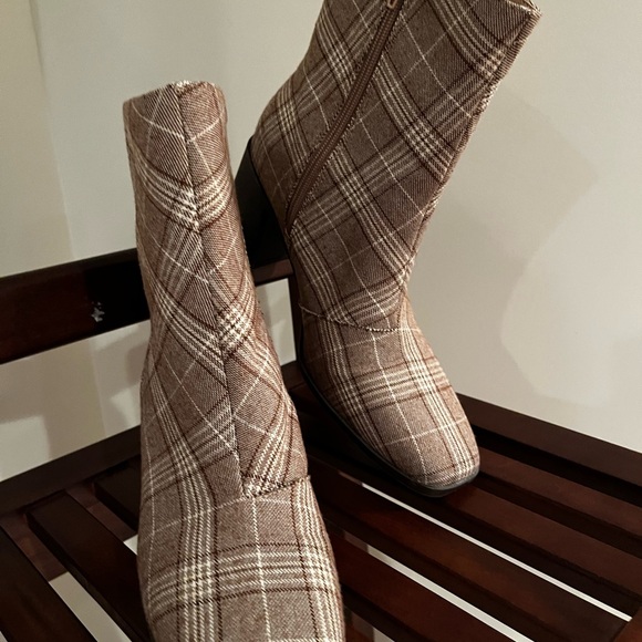 COPY - Brown and beige plaid ankle boots. - Picture 3 of 5